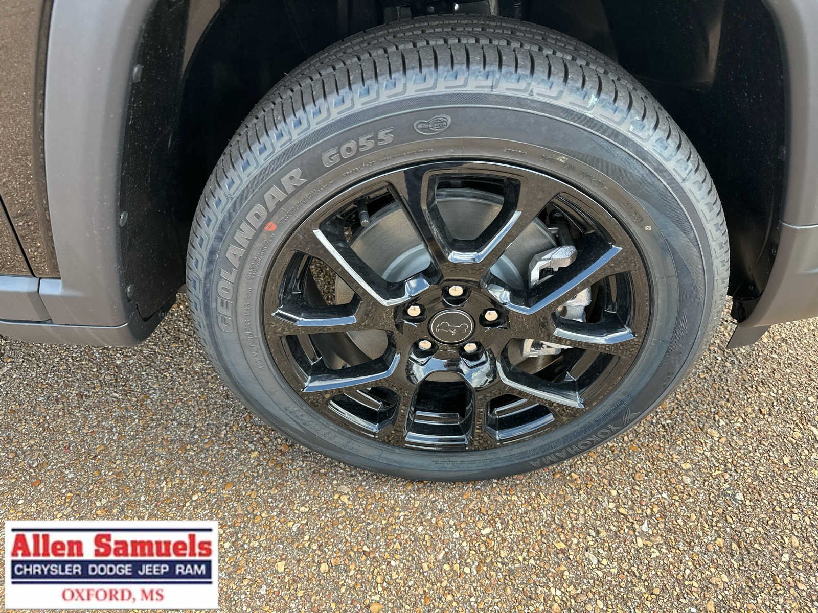New 2026 Diamond Black Crystal Pearl-Coat Exterior Paint Jeep Latitude image 46