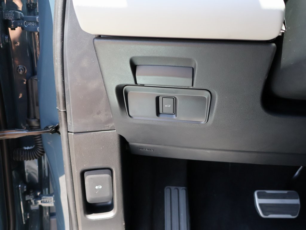 Used 2026 Tribeca Blue Metallic Land Rover Dynamic image 35