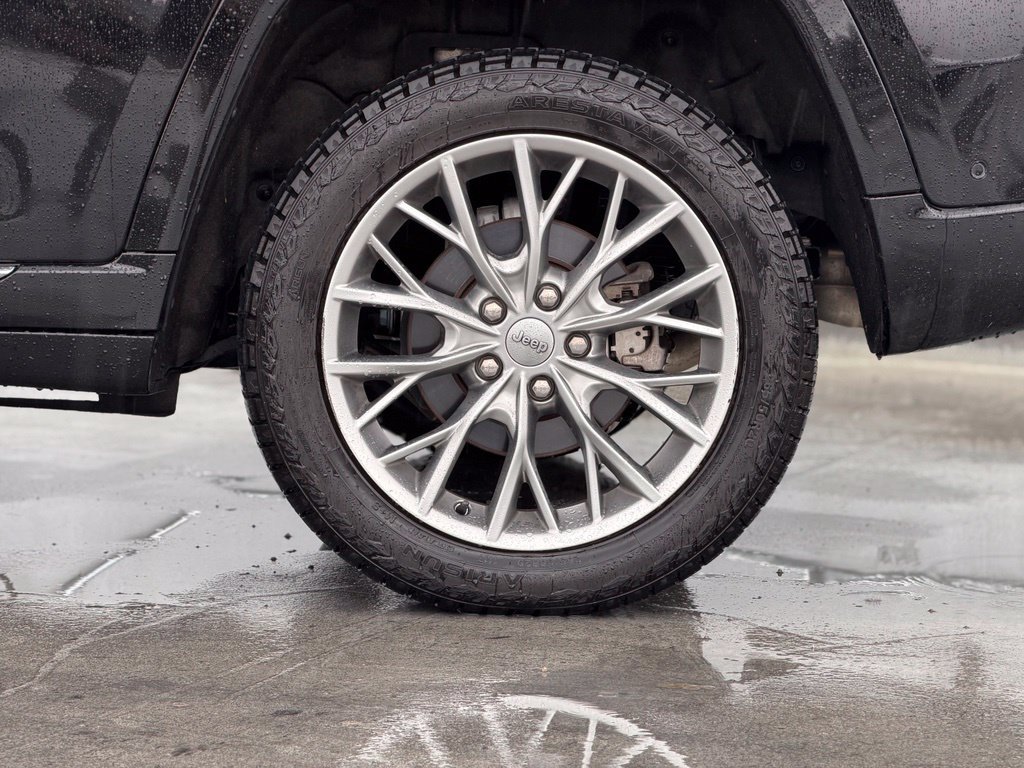 Used 2023 Diamond Black Jeep Summit image 2