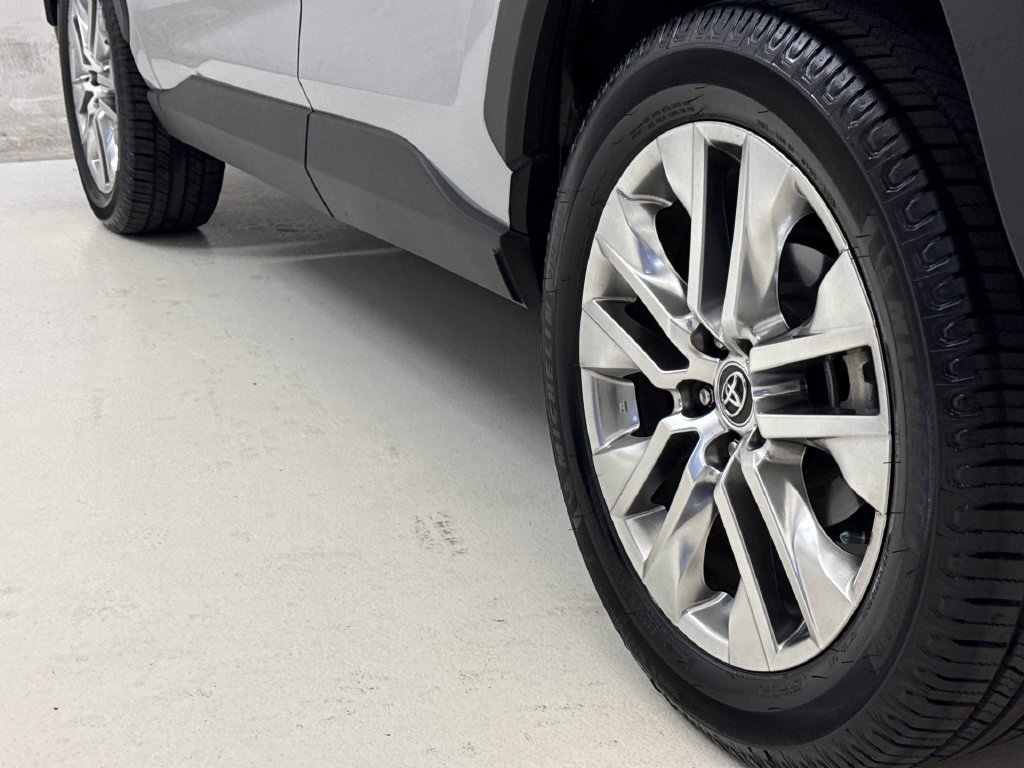 Used 2020 Silver Sky Metallic Toyota XLE Premium image 11