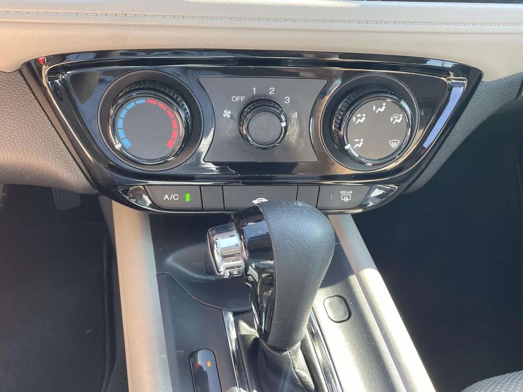 Used 2018 White Honda LX image 23
