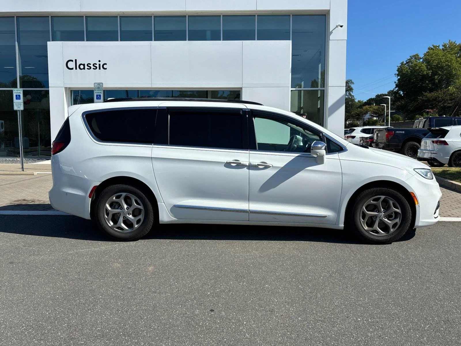 Used 2022 Bright White Clearcoat Chrysler Limited image 6