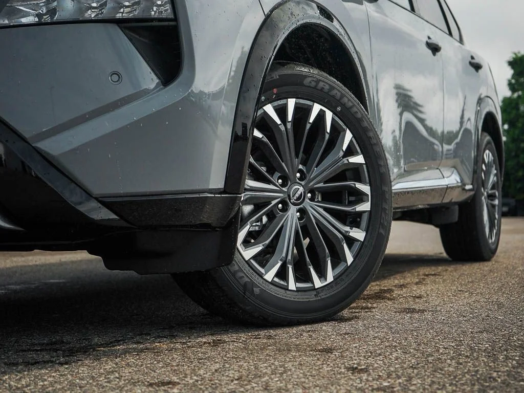 New 2026 Boulder Gray/Super Black Nissan Platinum image 6