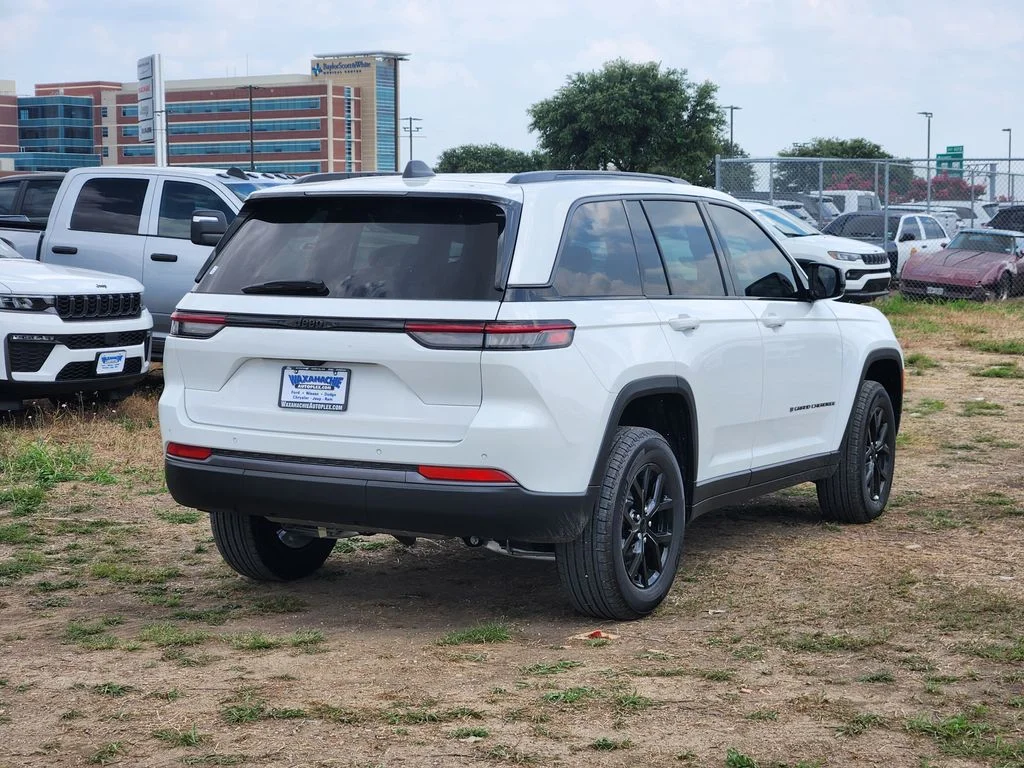 New 2026 Bright White Clear-Coat Exterior Paint Jeep Altitude image 4