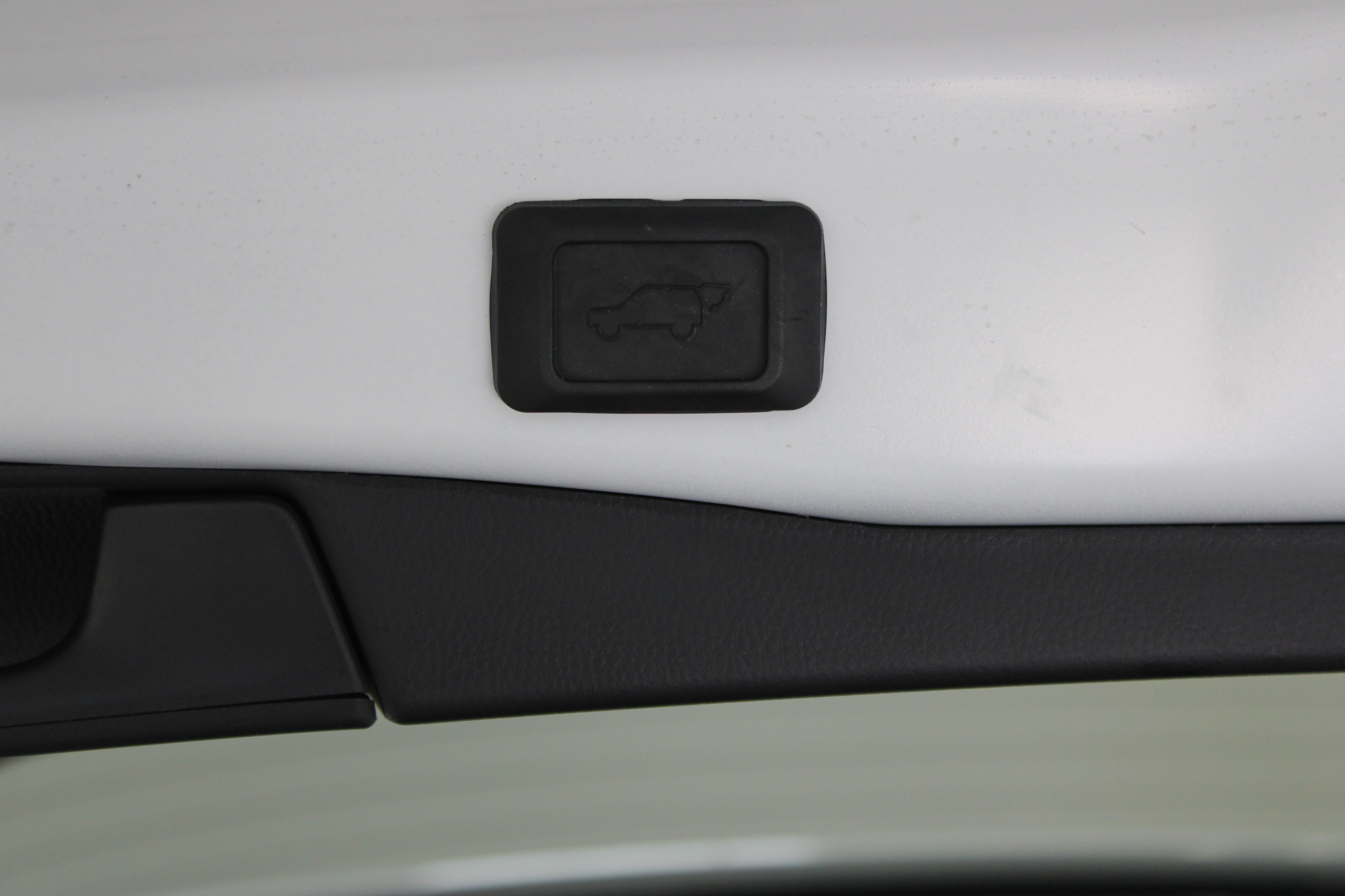 Used 2024 Ice Cap Toyota Hybrid XLE 2.5L image 32