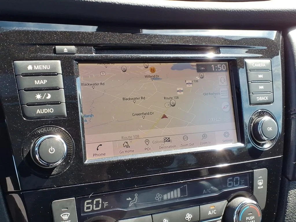 Used 2018 Red Nissan SL image 18