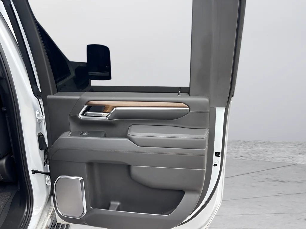 Used 2025 Pearl Chevrolet High Country image 31
