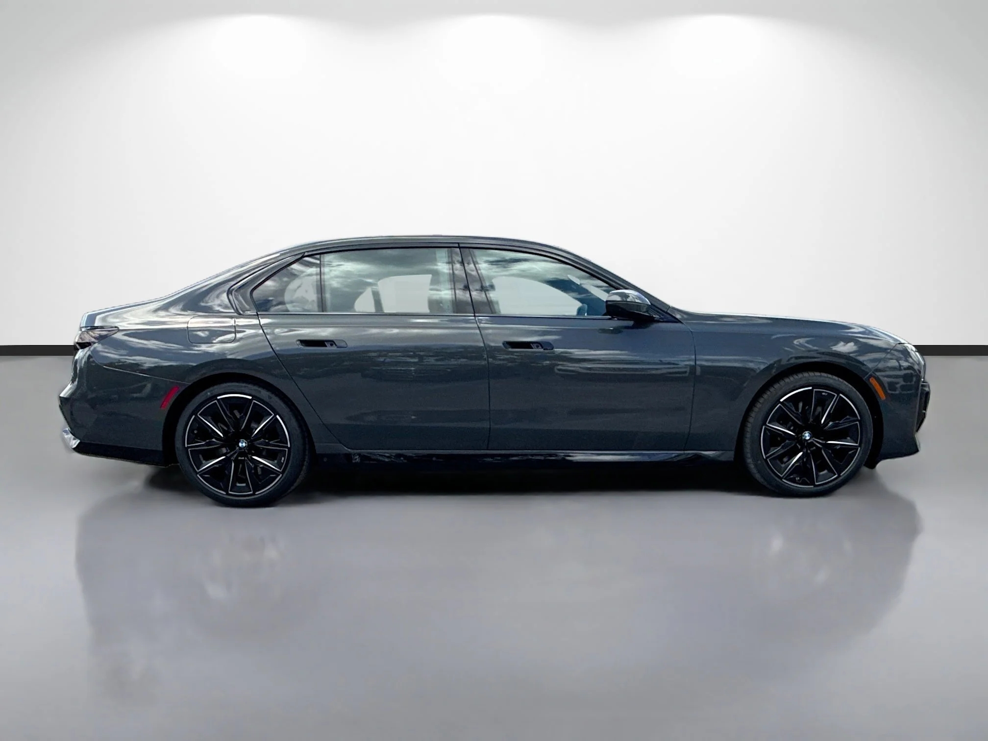 New 2026 Dravit Grey Metallic BMW 760i xDrive image 2