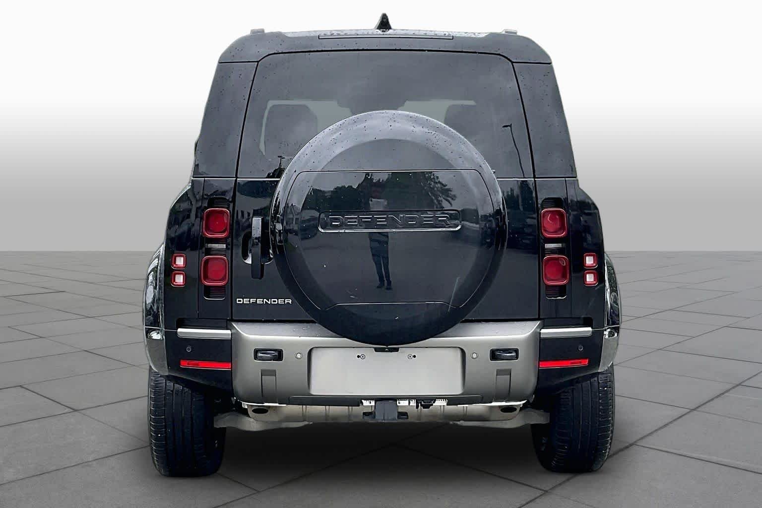 Used 2025 Santorini Black Metallic Land Rover X-Dynamic SE image 4