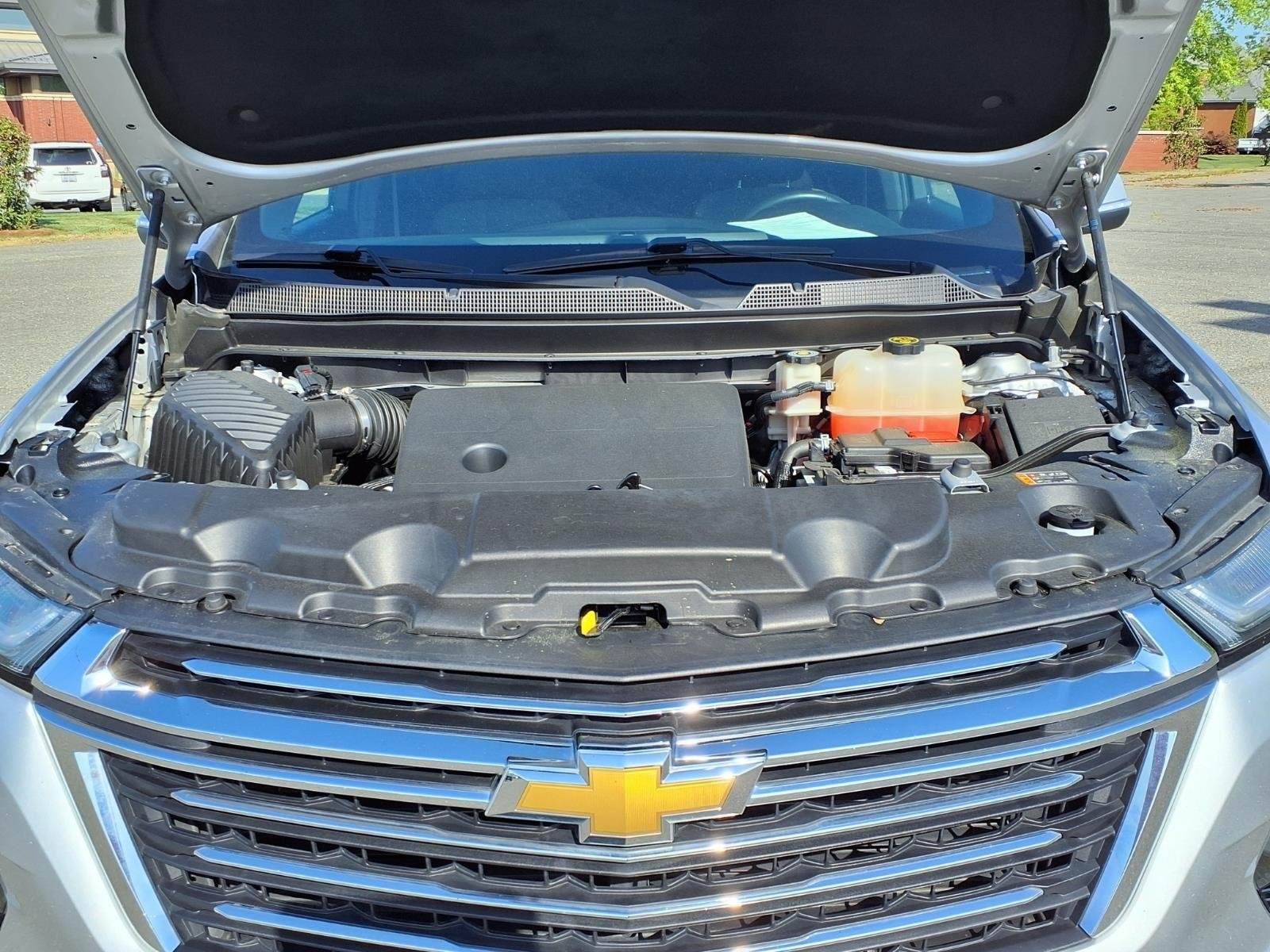 Used 2022 Silver Ice Metallic Chevrolet LT Cloth image 32