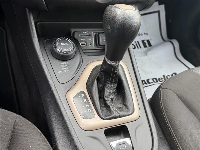Used 2018 Bright White Clearcoat Jeep Latitude image 18