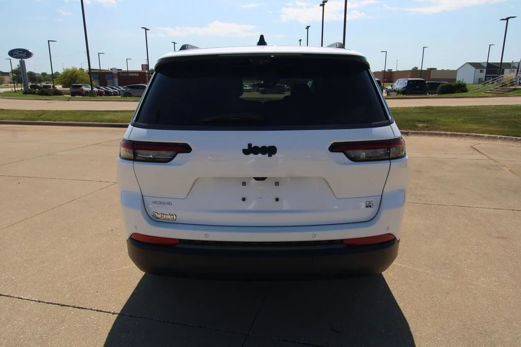 New 2026 Bright White Clear-Coat Exterior Paint Jeep Limited image 15