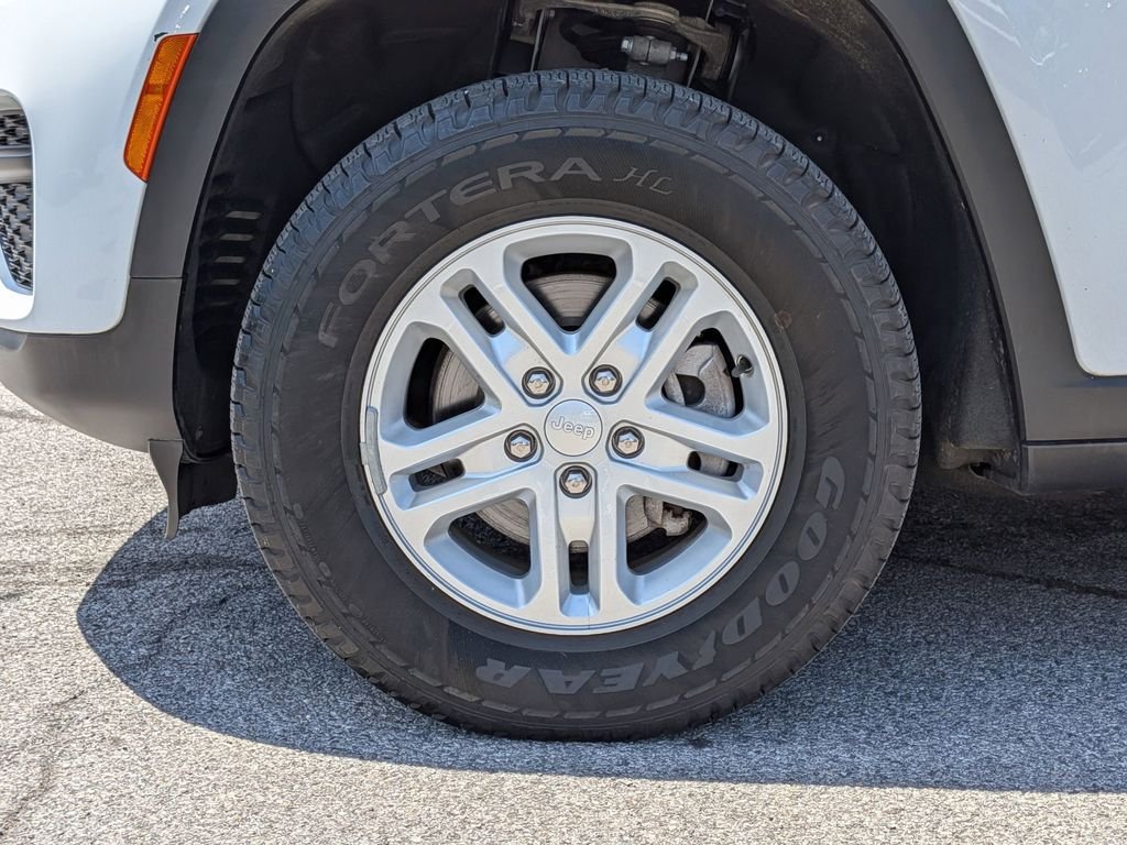 Used 2023 White Jeep Laredo image 26
