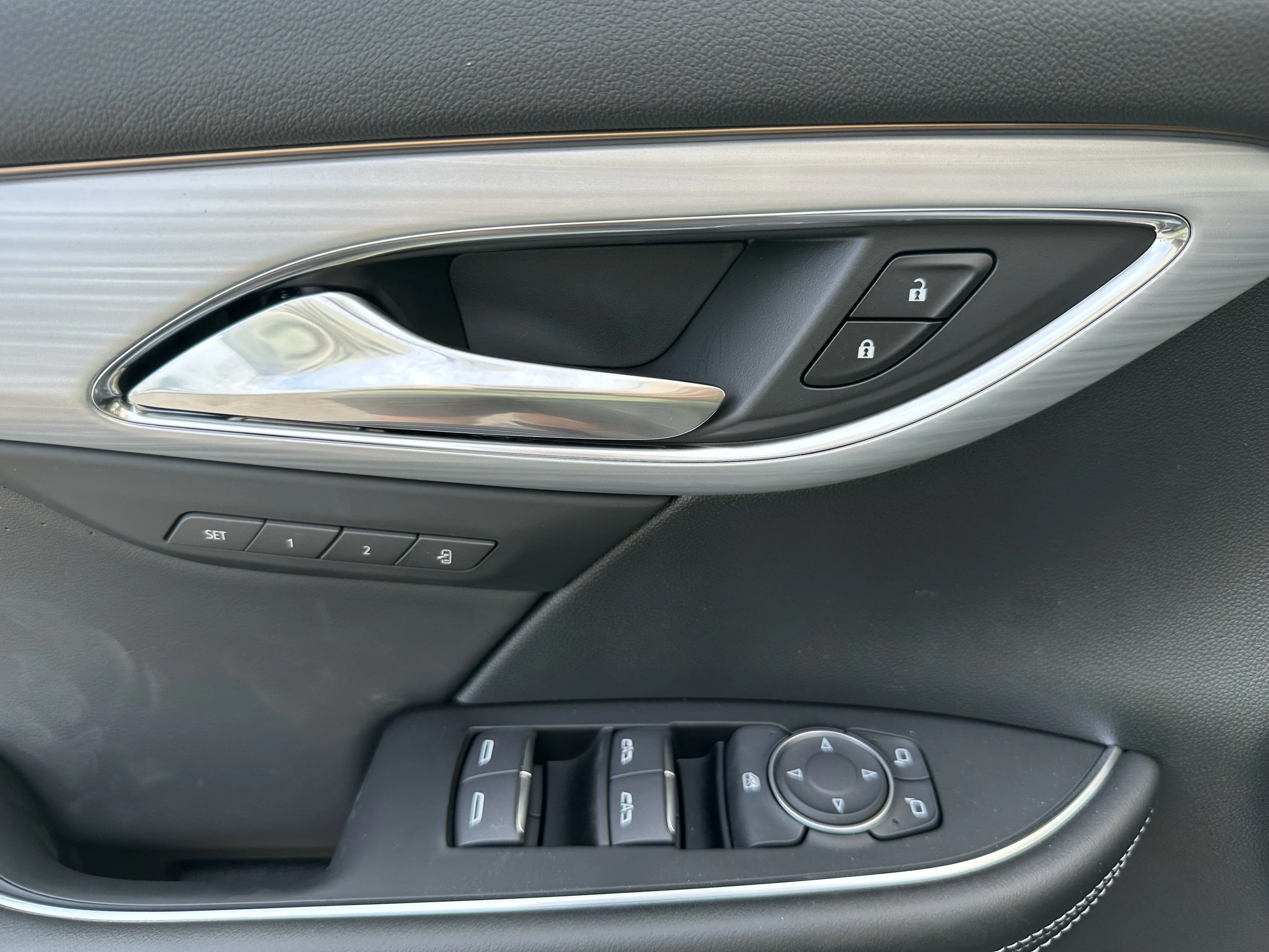 New 2026 Iridescent White Tricoat Buick Avenir image 8