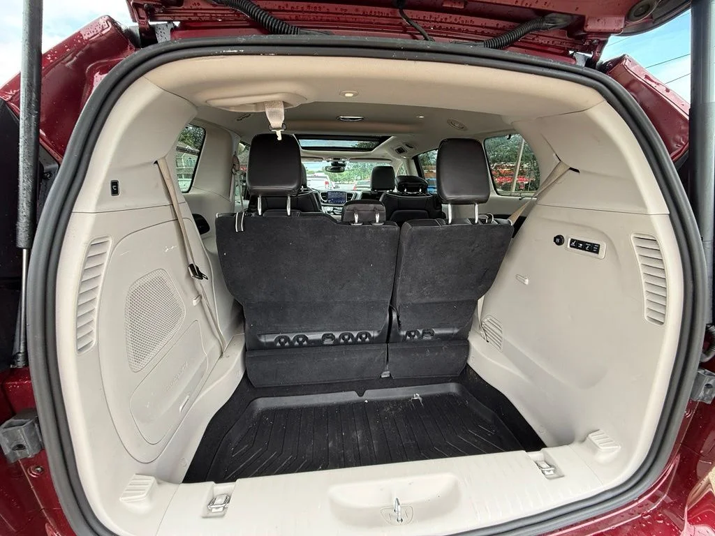 Used 2023 Red Chrysler Limited image 28