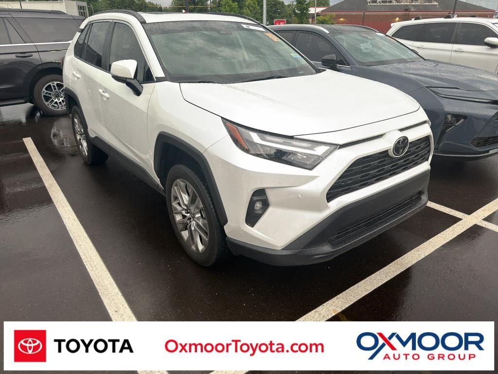 Used 2024 Wind Chill Pearl Toyota XLE Premium image 1