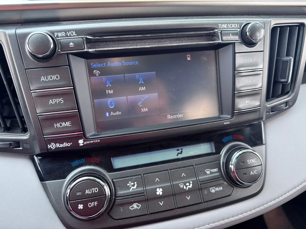 Used 2014 White Toyota XLE image 39