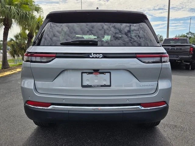 New 2026 Silver Zynith Jeep Laredo X image 7