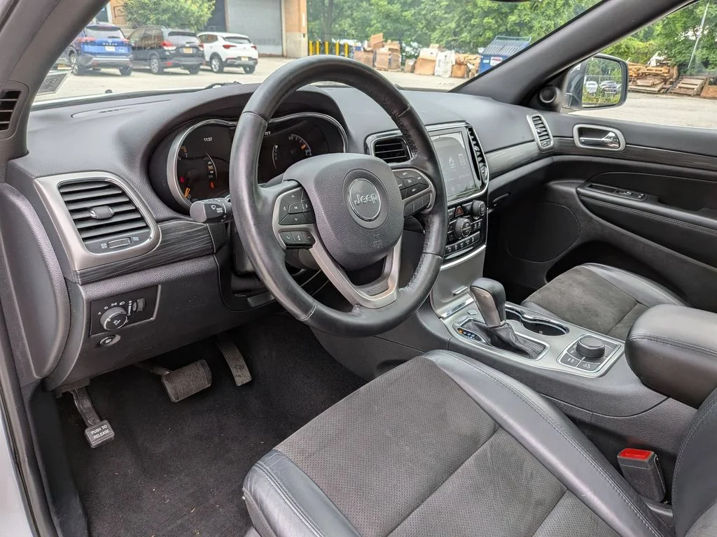Used 2020 White Jeep Laredo image 13