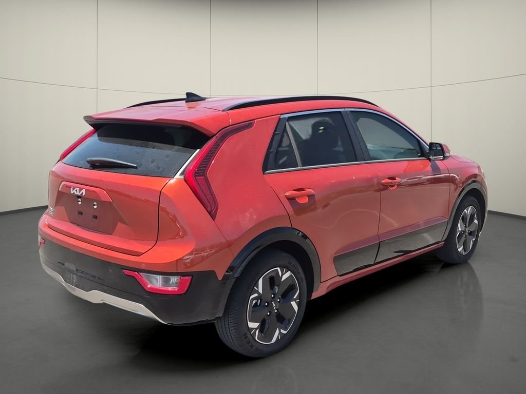 Used 2023 Red Kia Wind image 7