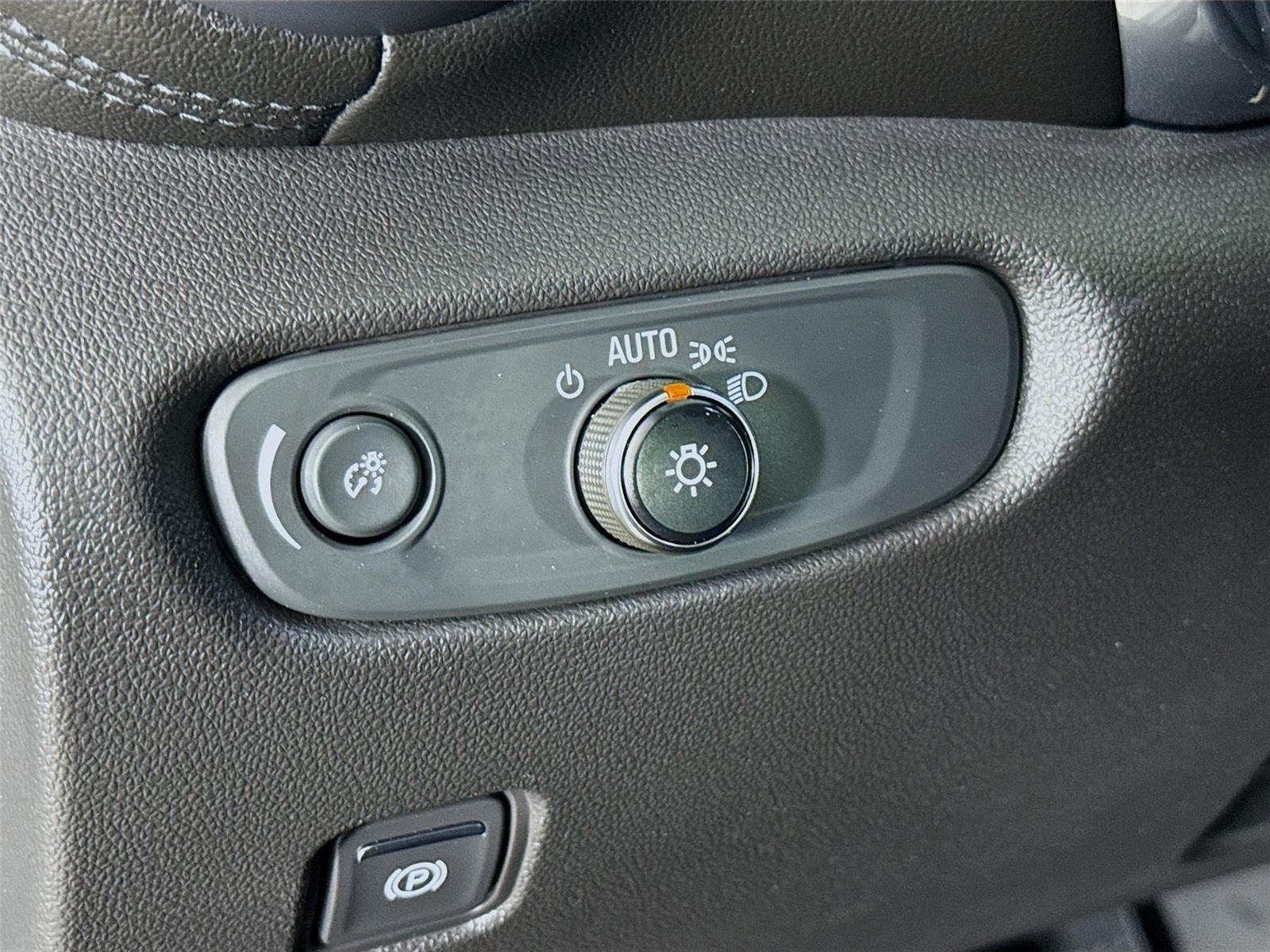 Used 2019 BLACK Chevrolet 4DR AWD LT image 12