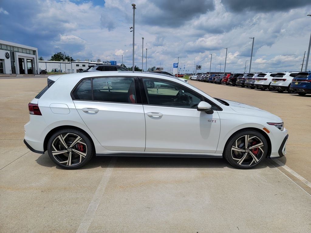 2025 Volkswagen Golf GTI SE - Photo 10