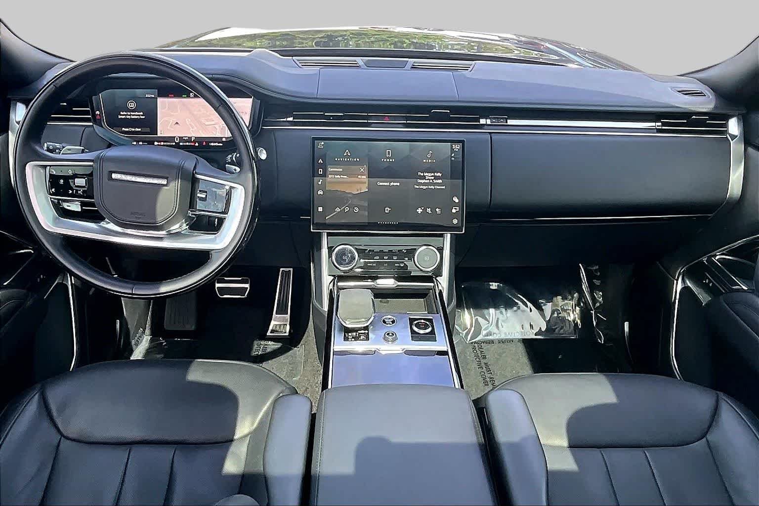Used 2023 Ligurian Black SV Bespoke Ultra Metallic Sat Land Rover Autobiography image 15