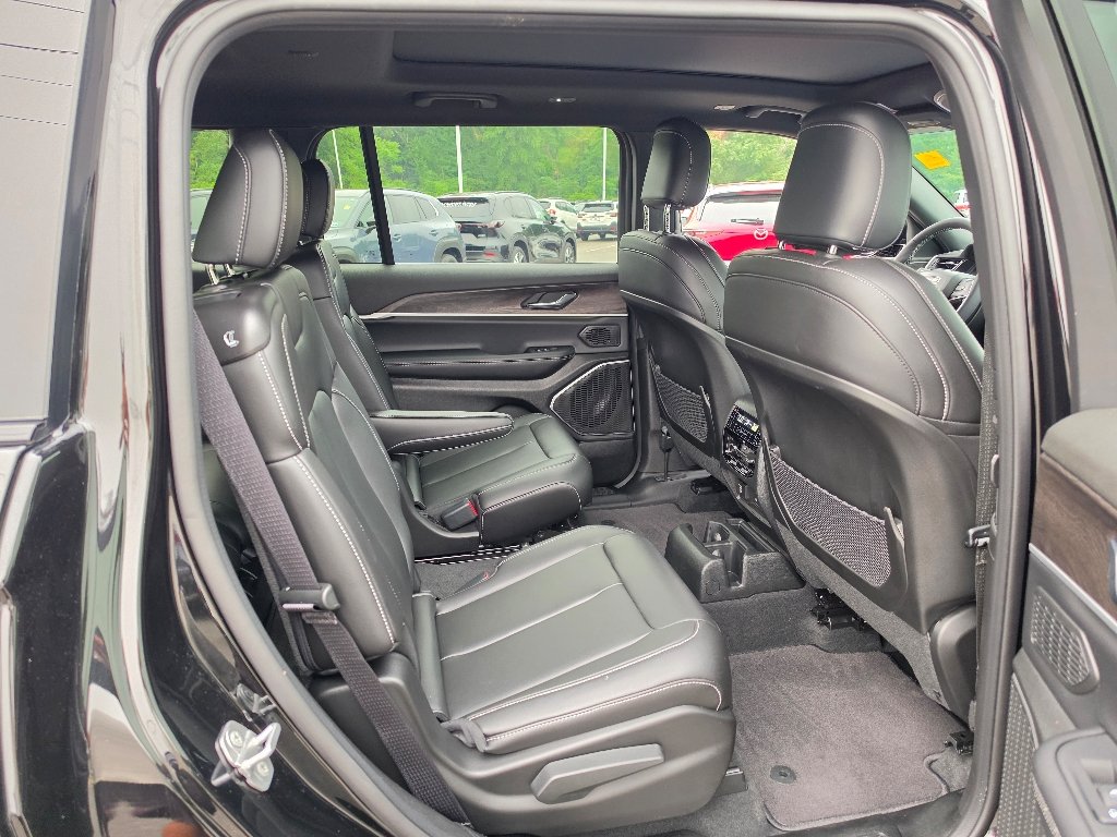 Used 2026 Diamond Black Crystal Pearl Coat Jeep Limited image 29
