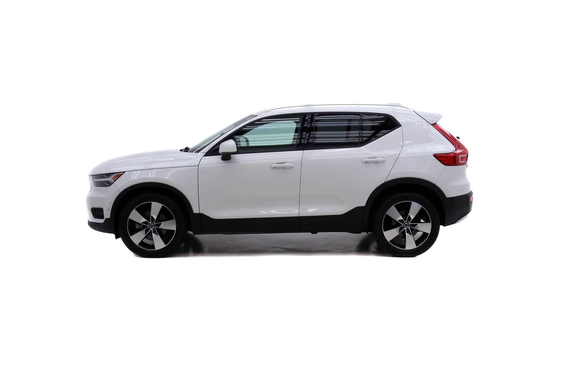Used 2019 White Volvo Momentum image 3
