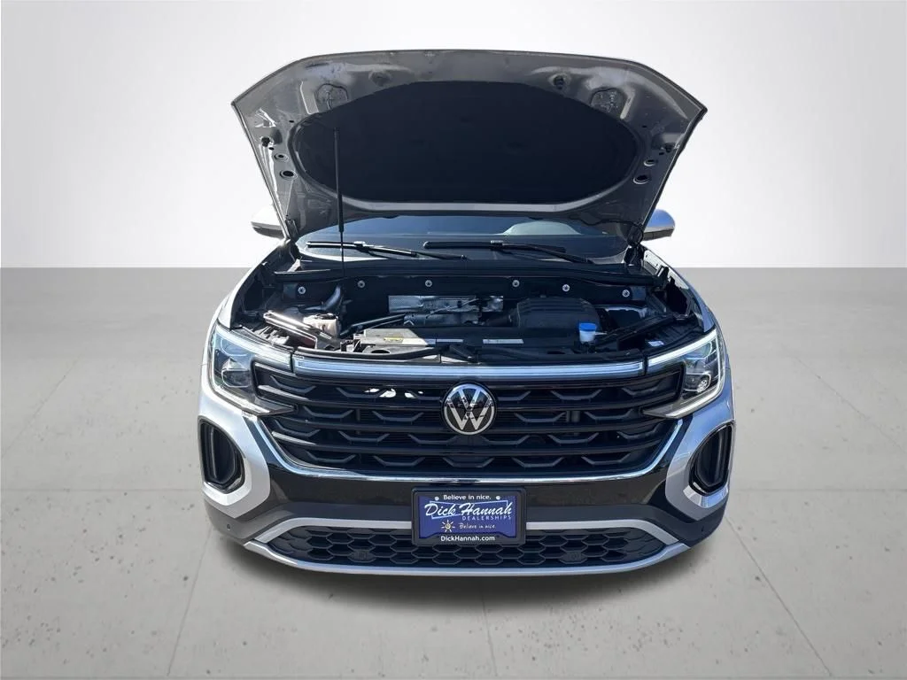 Used 2024  Volkswagen 2.0T SE w/Technology image 3