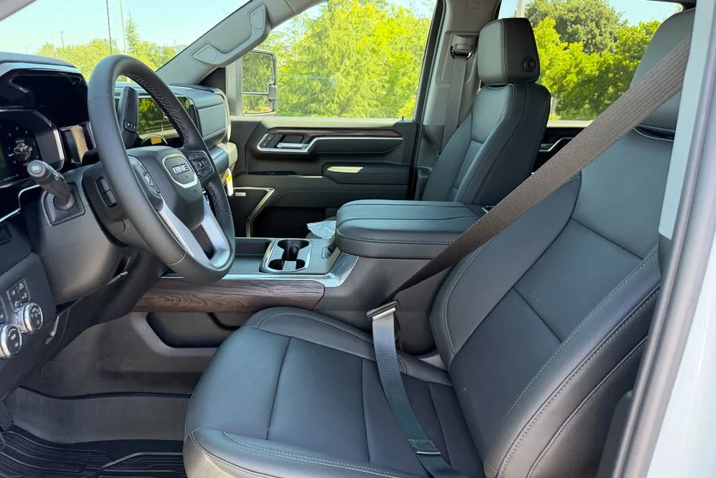 New 2026 Glacier White Tricoat GMC SLT image 17