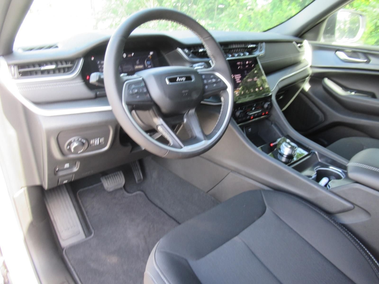New 2026 Silver Zynith Exterior Paint Jeep Laredo X image 20