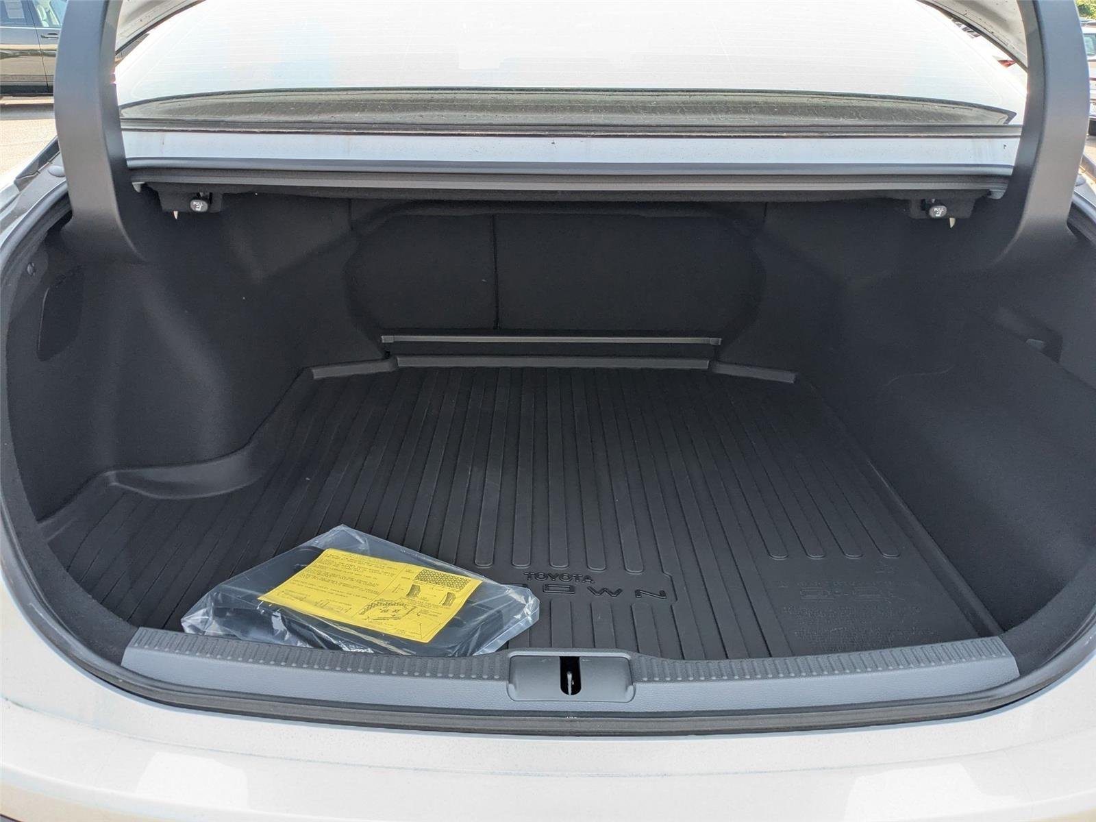 Used 2025 Oxygen White Toyota Platinum image 30