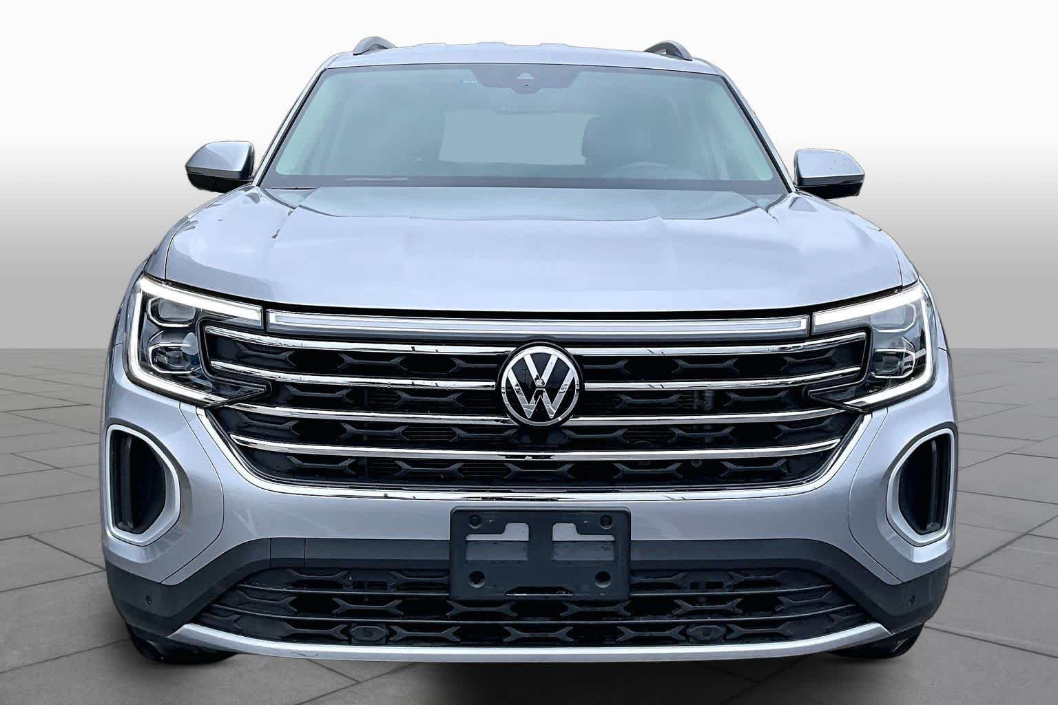 Used 2025 Silver Mist Metallic Volkswagen 2.0T SE w/Technology image 3
