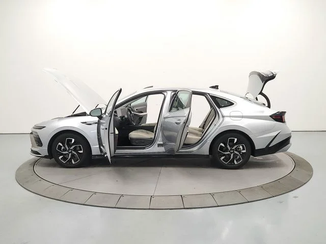Used 2025 Silver Hyundai SEL image 13