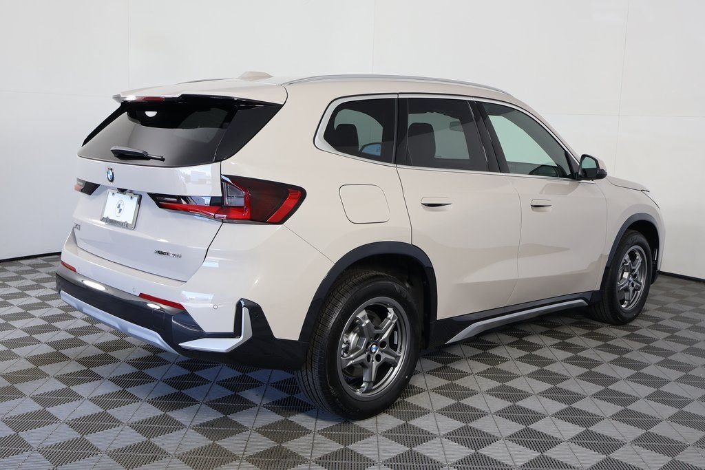New 2027 Dune Grey Metallic BMW xDrive28i image 2