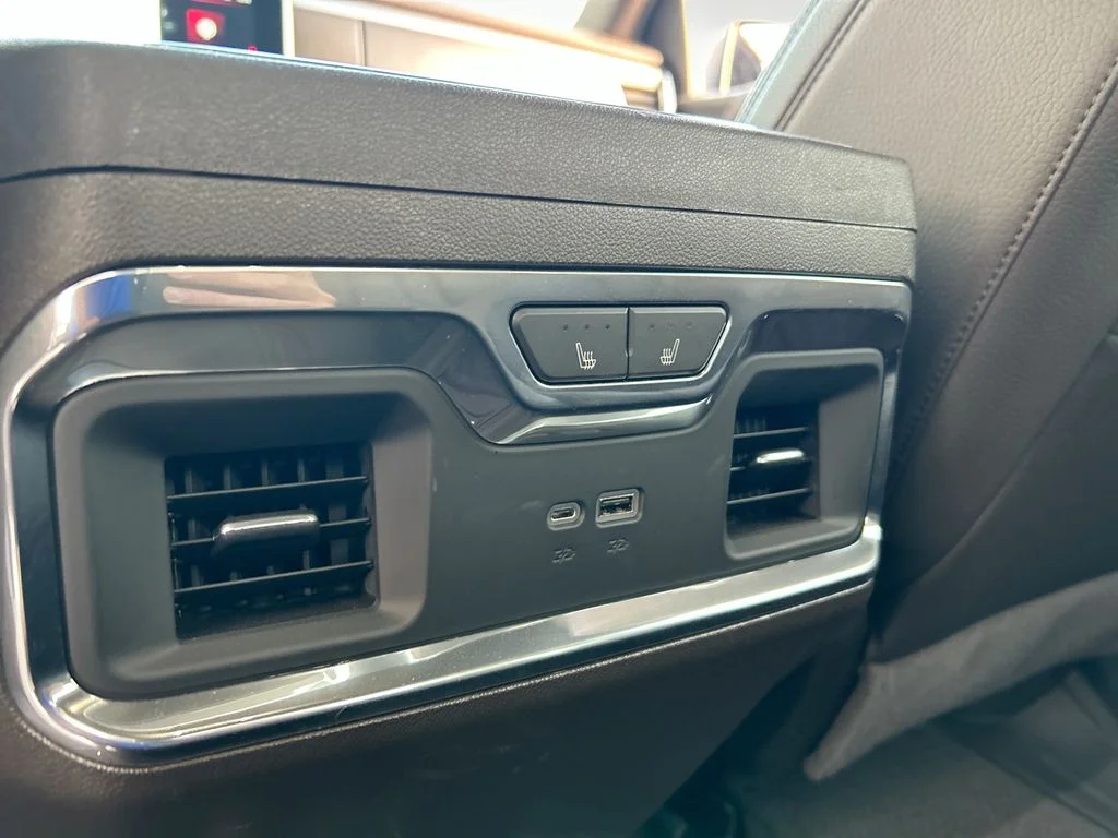 Used 2023 White GMC Denali image 27