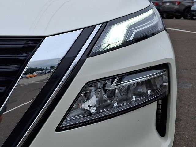 Used 2023 White Nissan Platinum image 9