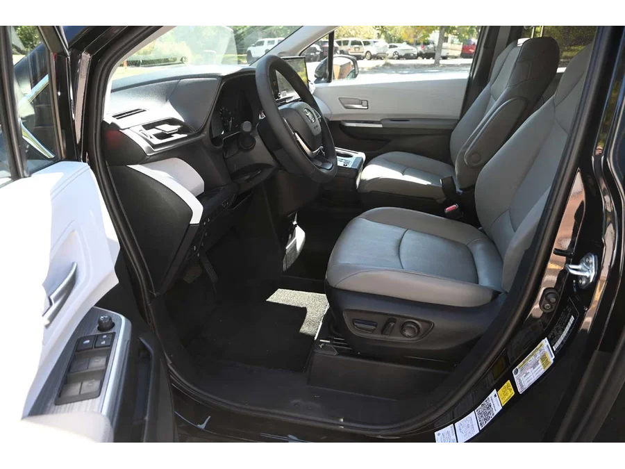 2025 Toyota Sienna XLE - Photo 13
