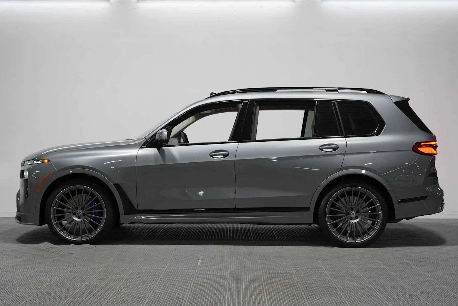 New 2026 Skyscraper Grey Metallic BMW ALPINA XB7 image 4