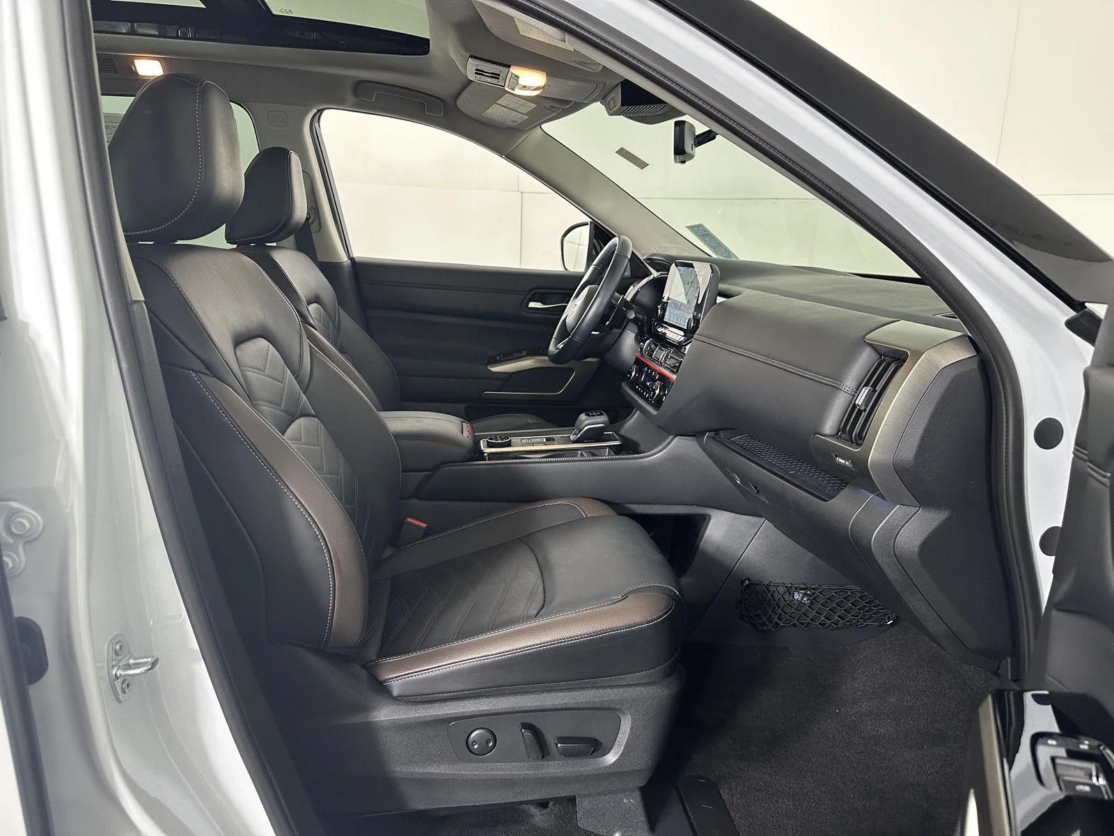 Used 2025 Everest White Pearl Tricoat/Super Black Nissan Platinum image 19