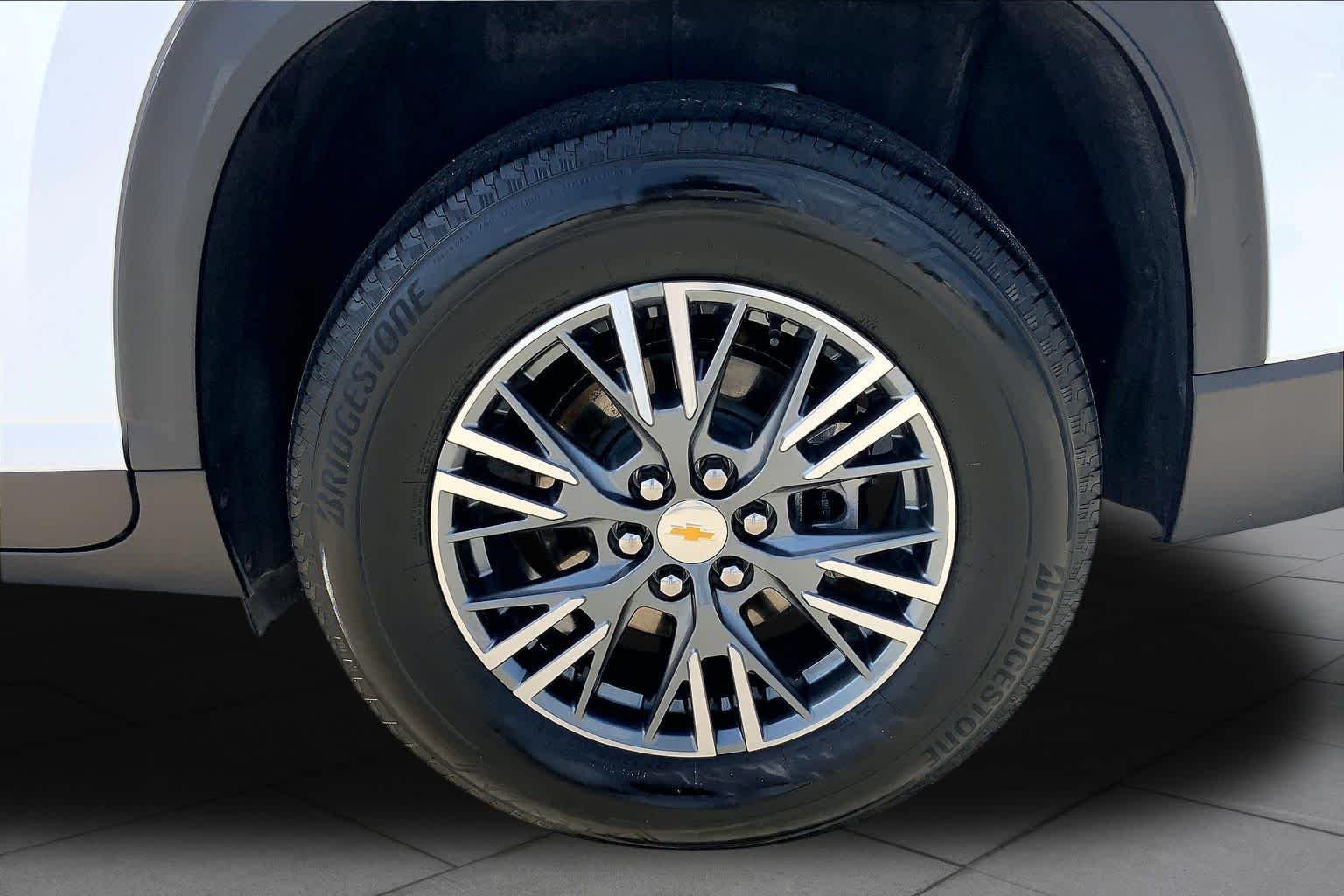 Used 2025 Summit White Chevrolet FWD LT image 11