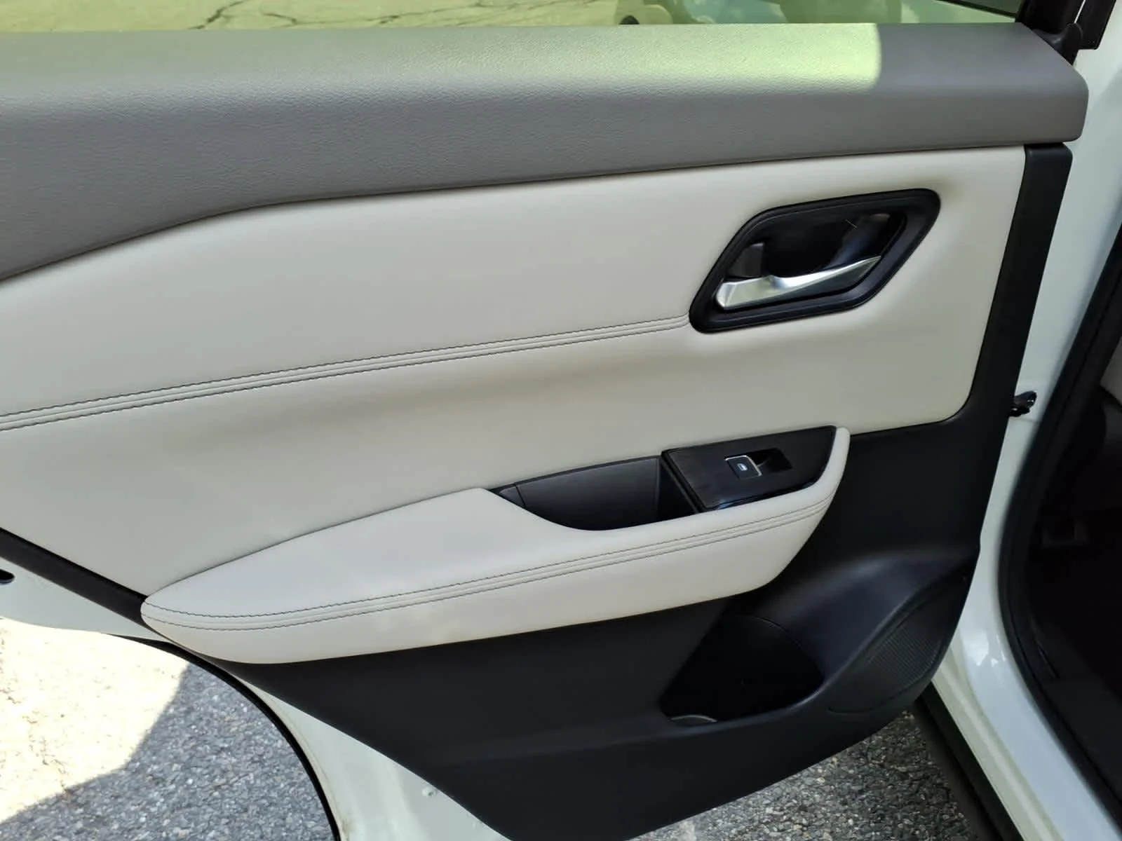 Certified Used 2023 Pearl White Tricoat/Super Black Nissan SL image 11