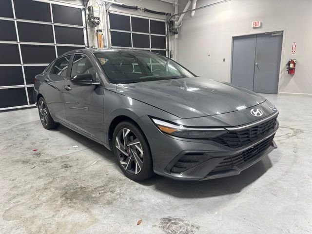 Used 2025 Gray Hyundai SEL Sport image 3