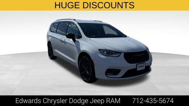 2026 Chrysler Pacifica Select AWD's photo