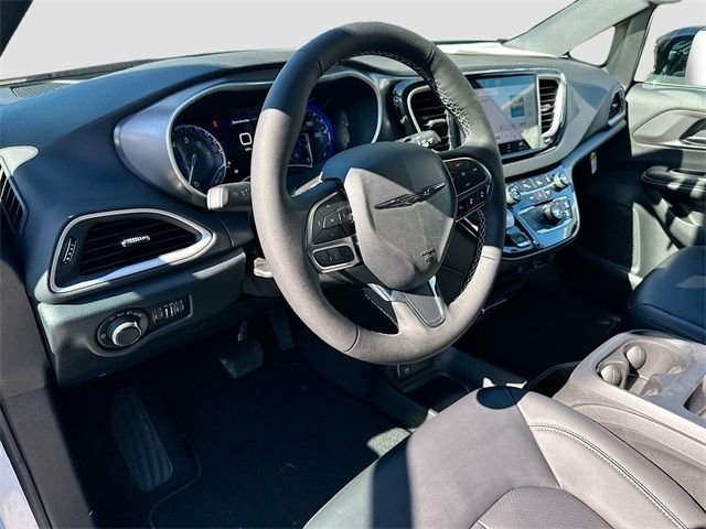 New 2026 Bright White Clear-Coat Exterior Paint Chrysler LX image 6