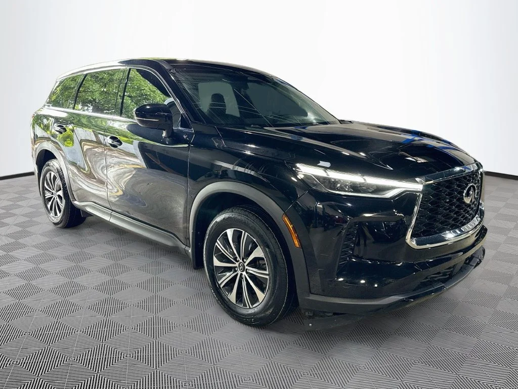 Certified Used 2023 Black INFINITI PURE image 4