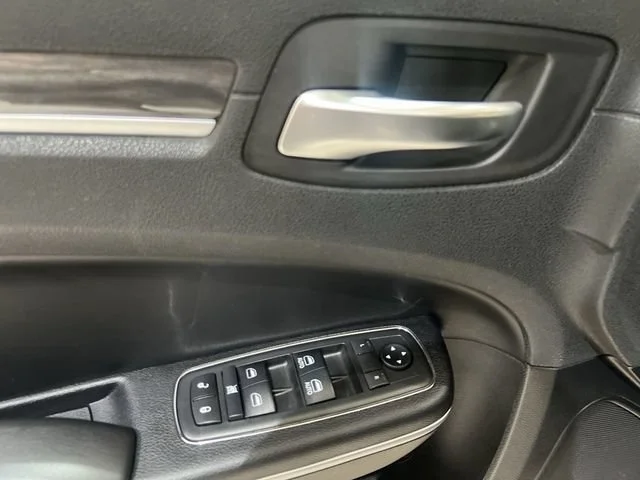 2019 Chrysler 300 Touring - Photo 21