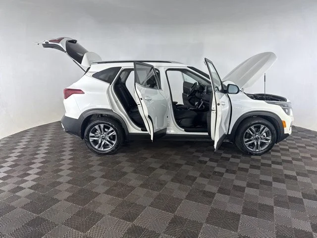 Used 2023 White Kia S image 16