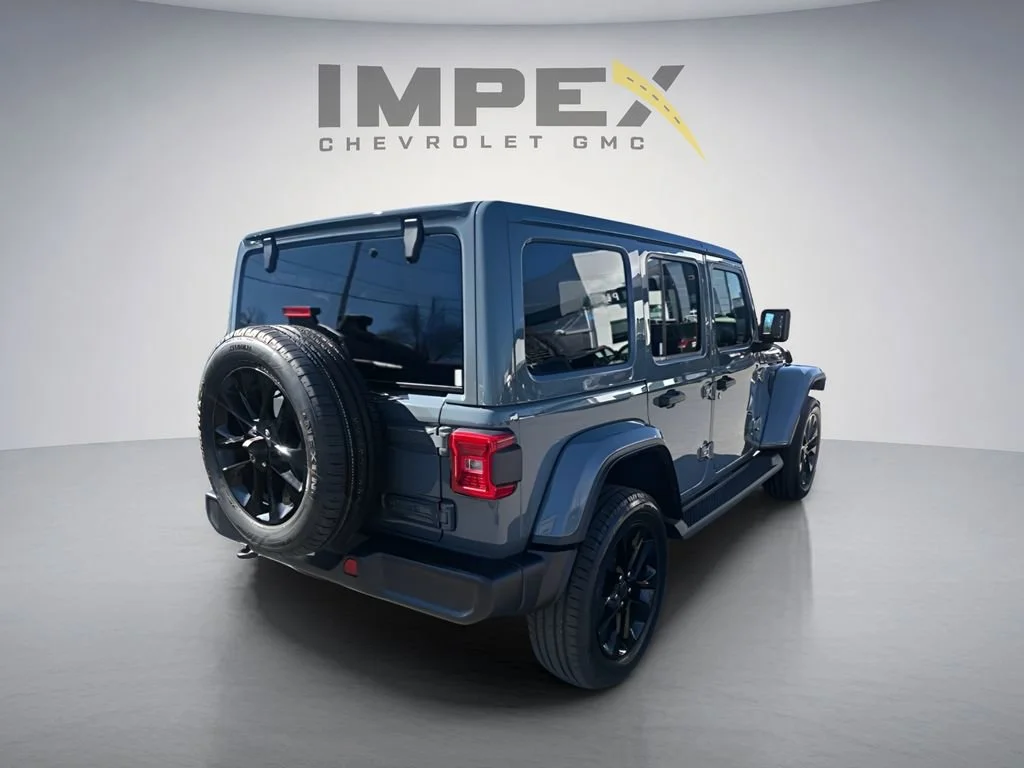 Used 2025 Gray Jeep Sahara image 5